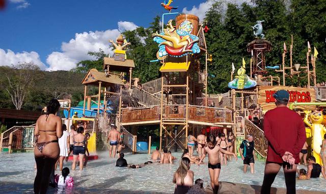 Hot Park (Río Quente, Brasil). Al igual que 'Thermas dos Laranjais', este parque acuático cuenta con diferentes categorías dependiendo del grupo con el que vayas a disfrutarlo. Uno de sus mayores atractivos es que cuenta con agua caliente. Entre