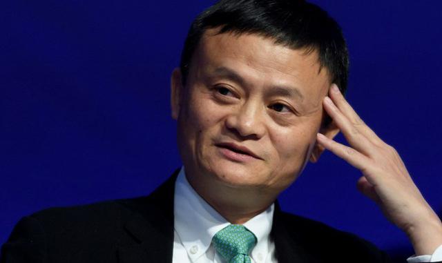 FOTO 7 | Jack Ma impulsa el 'vending' de coches de lujo

Sí, has leído bien: vender coches de lujo en máquinas devending.Esa es la idea que está desarrollando el fundador de Alibaba, conocido, no sólo por haber creado la segunda plataforma de comercio electrónico más importante del mundo, sino también por su terquedad por conseguir cualquier cosa que se le meta en la cabeza. Su idea delvendingde coches de lujo no es nueva: Autobahn Motors ya hace algo similar en Singapur, pero la forma de desarrollar el negocio sí cambia, y mucho. Jack Ma quiere aprovechar la información sobre la situación financiera de millones de chinos de la que dispone a través de Sesame Credit para agilizar la venta de coches. Así, cualquier usuario podría ver el modelo deseado en su móvil y adquirir su coche abonando una entrada del 10% y aplazando el resto de cuotas con Alibaba. El proyecto estará listo en China el próximo año.