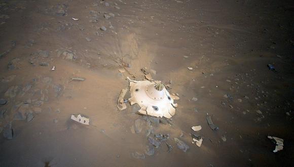 Esta imagen obtenida de la NASA y tomada por el rover Mars Perseverance el 12 de julio de 2022 muestra los restos del tren de aterrizaje de la entrada y el descenso del rover a la superficie marciana. (Foto de NASA/JPL-Caltech/AFP)