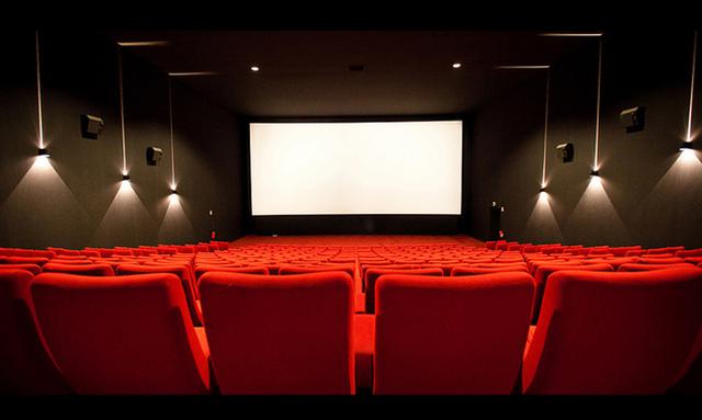 FOTO 13 | 13. Comida y bebida en el cine. Los cines sacan la mayor parte de los beneficios de la comida y bebida que ofrecen en el mismo, no de las entradas. Los precios que ponen a estos productos son mucho más altos que en un supermercado.