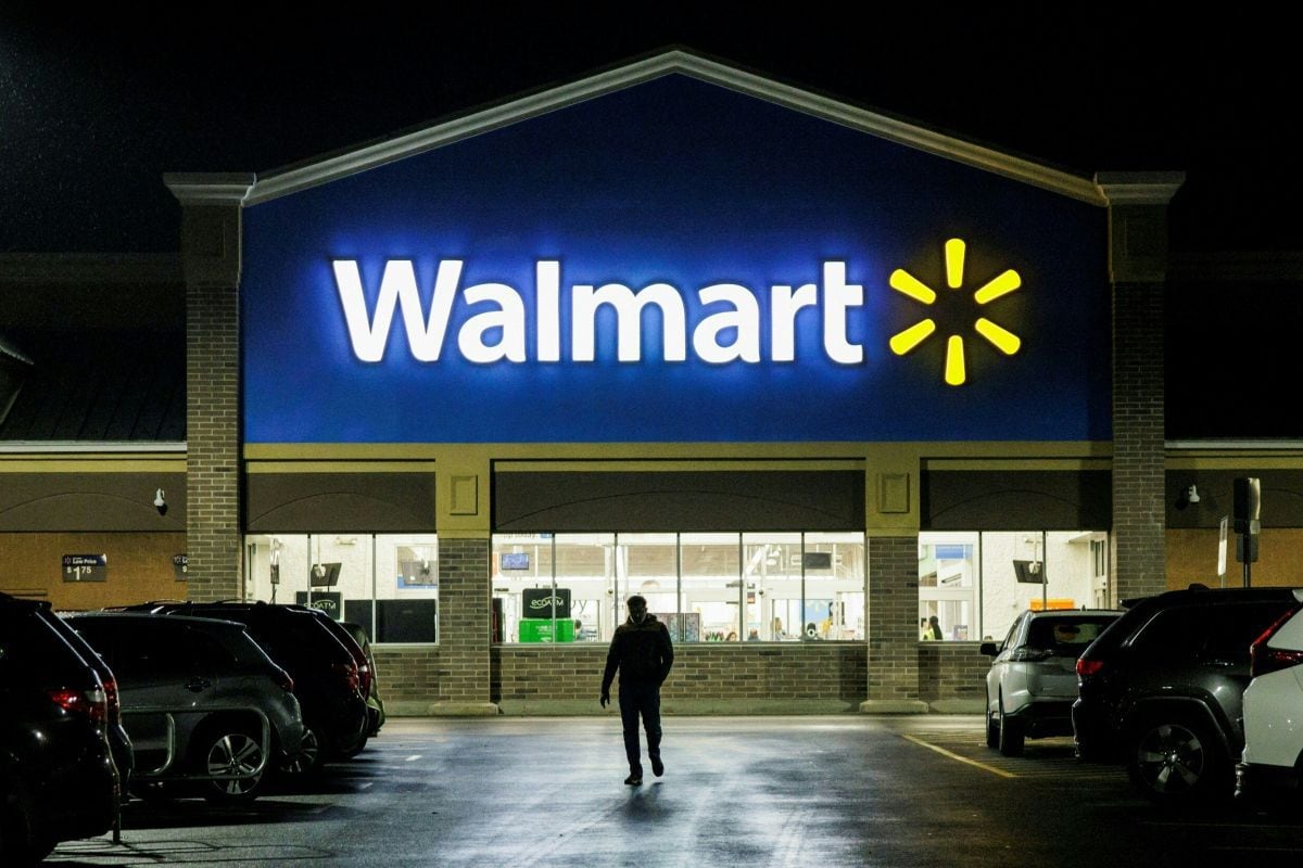 Walmart sigue con su política de cierre de tiendas. Aquí un comprador saliendo de una de sus tiendas en noviembre de 2022 (Foto de Samuel Corum / AFP)