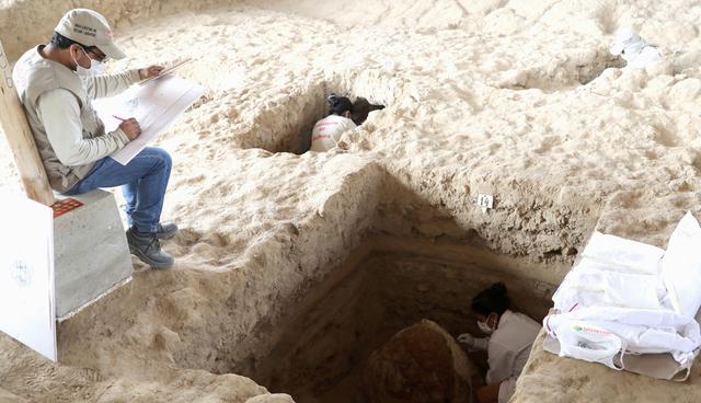 FOTO 9 | Aunque los arqueólogos aún no han determinado el género de cada individuo, intuyen que las mujeres son las que tienen consigo instrumentos para tejer y los hombres quienes están acompañados de unos remos o paletas largas de madera y conchas spondylus, molusco tan valorado por los incas como el mismo oro. (Foto: Reuters)