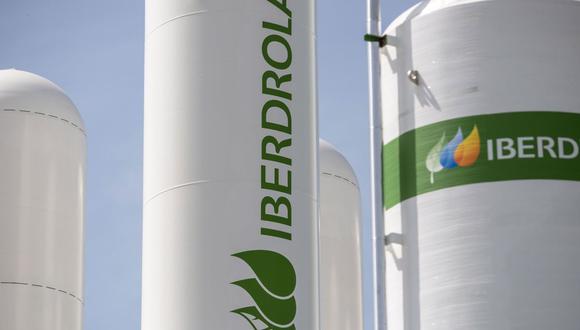 El logotipo de Iberdrola en los tanques de almacenamiento de hidrógeno durante las etapas finales de construcción en la planta de hidrógeno verde Puertollano de Iberdola SA en Puertollano, España, el jueves 19 de mayo de 2022. (Foto: Bloomberg)