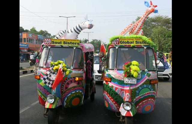 FOTO 10 | 10 Tuk-Tuk Raid
India
Equipos de dos o tres participantes habrán de atravesar el sur de India desde Chennai (la antigua Madrás) hasta Goa, desde el Índico al mar Arábigo, a través de tres Estados –Tamil Nadu, Kerala y Goa– y 1.500 kilómetros recorridos en ocho etapas. Lo harán subidos en tuk-tuk, o rickshaw, el transporte indio por excelencia, cuya velocidad máxima no excede los 60 kilómetros por hora. Avanzando por caminos y carreteras, por los laberintos urbanos, entre un enjambre de gentes, motos, coches, camiones, vacas, monos o elefantes. El raid que propone la agencia Alventus tendrá lugar del 2 al 14 de septiembre y tiene un precio especial para reservas realizadas antes del 15 de abril: 1.369 euros (importe por persona en un equipo de tres pasajeros), vuelos a India no incluidos.
