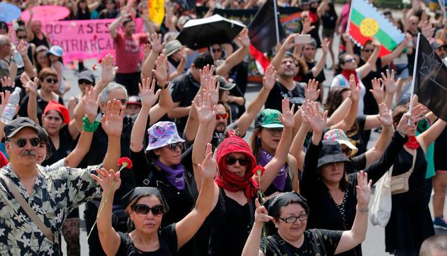 La marcha, que fue convocada por distintas organizaciones, transcurrió en silencio “en recuerdo a todos los caídos desde el 18 de octubre”, explicó la vocera de la organización Víctimas de Trauma Ocular, Marta Valdés. (Foto: AFP)
