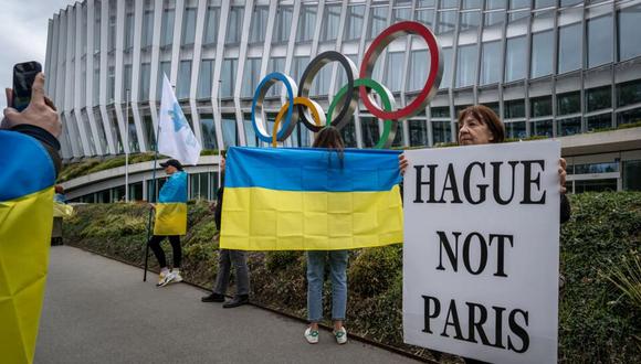 Una protesta ante la sede del Comité Olímpico Internacional, en Lausana contra el plan propuesto para el regreso a la competición de los atletas rusos sin participación activa en la guerra en Ucrania bajo bandera neutral (Foto/ARCHIVO)