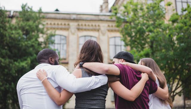 FOTO 5 | Entiende el poder del contacto físico. Cuando se usa sin acoso ni hostigamiento, el contacto físico es una de las interacciones humanas con mayor repercusión. Tan sólo piensa en lo lindo que es recibir una caricia, o lo cálido que puede resultar un abrazo. Cuando se trata de negocios estos gestos podrían ser incómodos e inapropiados, pero un firme apretón de manos, o una palmadita en el hombro serán suficiente para crear empatía y un ambiente más natural con tus clientes. Ahora bien, es importante ser prudente y cuidadoso con el contacto físico. En el contexto equivocado podría meterte en serios problemas. (Foto: Freepik)