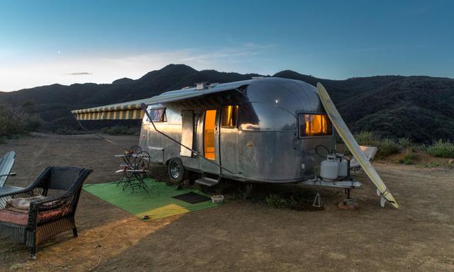 Este Airstream convertido en una playa aislada en California es una escapada para una familia pequeña, donde los padres se divertirán tanto como los niños.  (Fotografía: Rob Kalmbach / Rob Kalmbach)