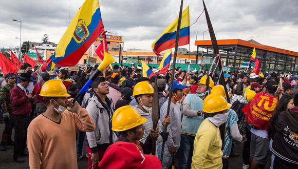 Los manifestantes se reúnen frente a la Conferencia Episcopal Ecuatoriana mientras continúan las negociaciones sobre un acuerdo para poner fin a las protestas en Quito, Ecuador.