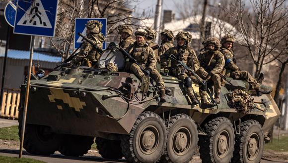 Ahora que la batalla por la acería avanza hacia su fin, Rusia ha empezado a retirar tropas del lugar, pero el análisis británico indica que los comandantes rusos están bajo presión para enviarlos rápidamente a otras partes de Donbás. (Foto: FADEL SENNA / AFP).
