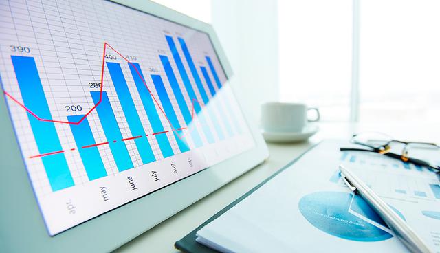 FOTO 3 | 3. Reducir los costes
"Cuando no se obtienen las cifras de crecimiento que se esperan, incrementa entonces la presión por reducir los costes, si bien, lo ideal, es mantenerlos a raya de forma continua, es decir, gestionar de una manera eficiente. Una solución puede ser recortar los costes en aquellas operaciones que aporten menos valor a la organización y, en todo caso, siempre que la reducción aporte una mejora, limitando los gastos ya sean fijos o variables, directos o indirectos (producción, mantenimiento, energía, consumibles, materias primas, comerciales, etc.). Hay que prestar especial atención a la reducción de los costes ocultos, aquellos que son difíciles de detectar (falta de productividad, pérdida de calidad, alta rotación de personal, absentismo laboral, etc.). En todo caso, teniendo en cuenta que la rentabilidad se obtiene tras comparar el resultado obtenido y el coste de los medios empleados para lograrlo, es obvio que, a menos gastos, mayor rentabilidad".