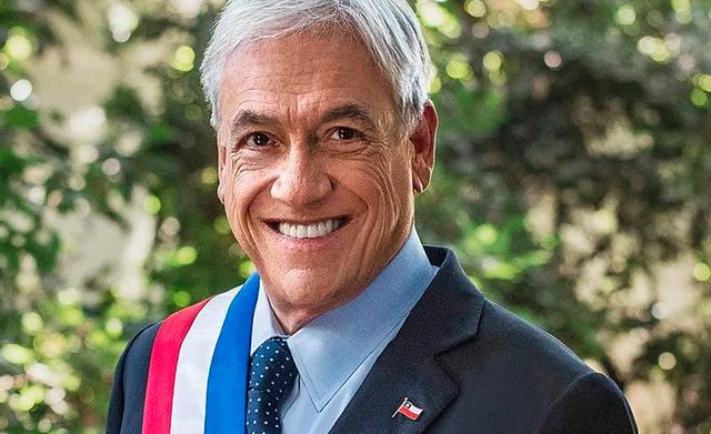 FOTO 10 | 10. El presidente de Chile: Sebastián Piñera
Patrimonio neto: $2,8 mil millones (€2,52 mil millones). Sebastián Piñera es desde 2018 el presidente de la República de Chile, cargo que ocupó también entre 2010 y 2014.

Es el dueño del canal de televisión local Chilevisión, y quizás eso le ayudó a ser re-elegido en el 2018. O quizás fue su posición en el club de fútbol más popular de Chile, el Colo Colo, lo que le trajo la atención de todos. (Foto: Gobierno de Chile, Wikimedia Commons)