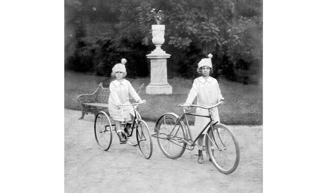 En los jardines de palacio, las infantas doña beatriz y doña cristina durante uno de sus paseos por el campo del moro en 1916.
