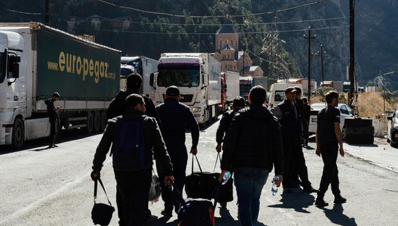 El 30 de setiembre, cerca de 69,000 rusos cruzaron a Georgia, según datos del Ministerio del Interior en la república del Cáucaso, donde se acumularon grandes filas de vehículos en la frontera terrestre con Rusia tras el anuncio de la movilización. Photographer: Tako Robakidze/Bloomberg