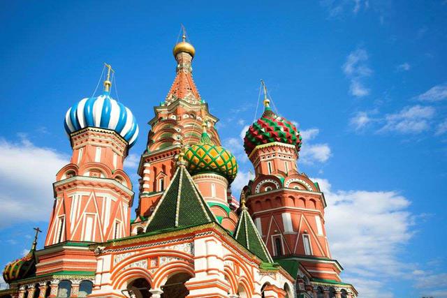 FOTO 13 | 13. Catedral de San Basilio, Moscú. La Catedral de San Basilio, también conocida como la catedral de la Intercesión de la Virgen junto al foso, es un templo ortodoxo situado en la Plaza Roja de la ciudad de Moscú. La catedral, reconocible por sus famosas cúpulas en forma de bulbo, fue encargada por el zar Iván el Terrible para conmemorar la conquista del Kanato de Kazán, que tuvo lugar entre 1555 y 1561.