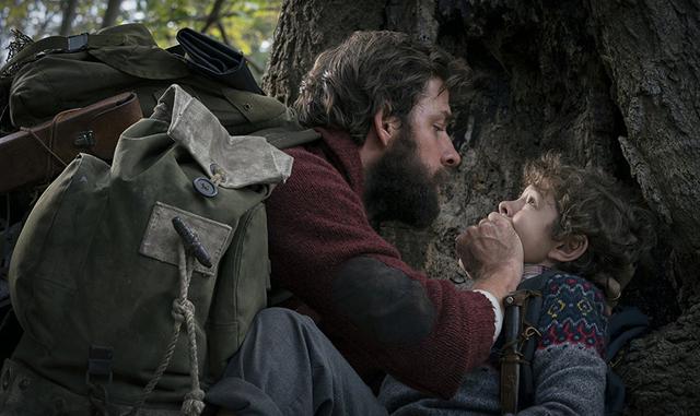 FOTO 5 | La casi muda producción de Paramount es protagonizada por el actor/director John Krasinski y su esposa en la vida real Emily Blunt, que interpretan a una pareja que lucha silenciosamente para proteger a su familia de invasores alienígenas que son ciegos pero que pueden rastrear a sus presas mediante el sonido. (Foto: IMDB)