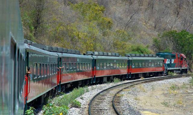 México. Súbete a bordo del Ferrocarril Chihuahua al Pacífico, o conocido sencillamente como El Chepe. Este es uno de los dos únicos trenes de pasajeros que quedan en México y constituye uno de los paseos en tren más hermosos del mundo. En su increíble rec