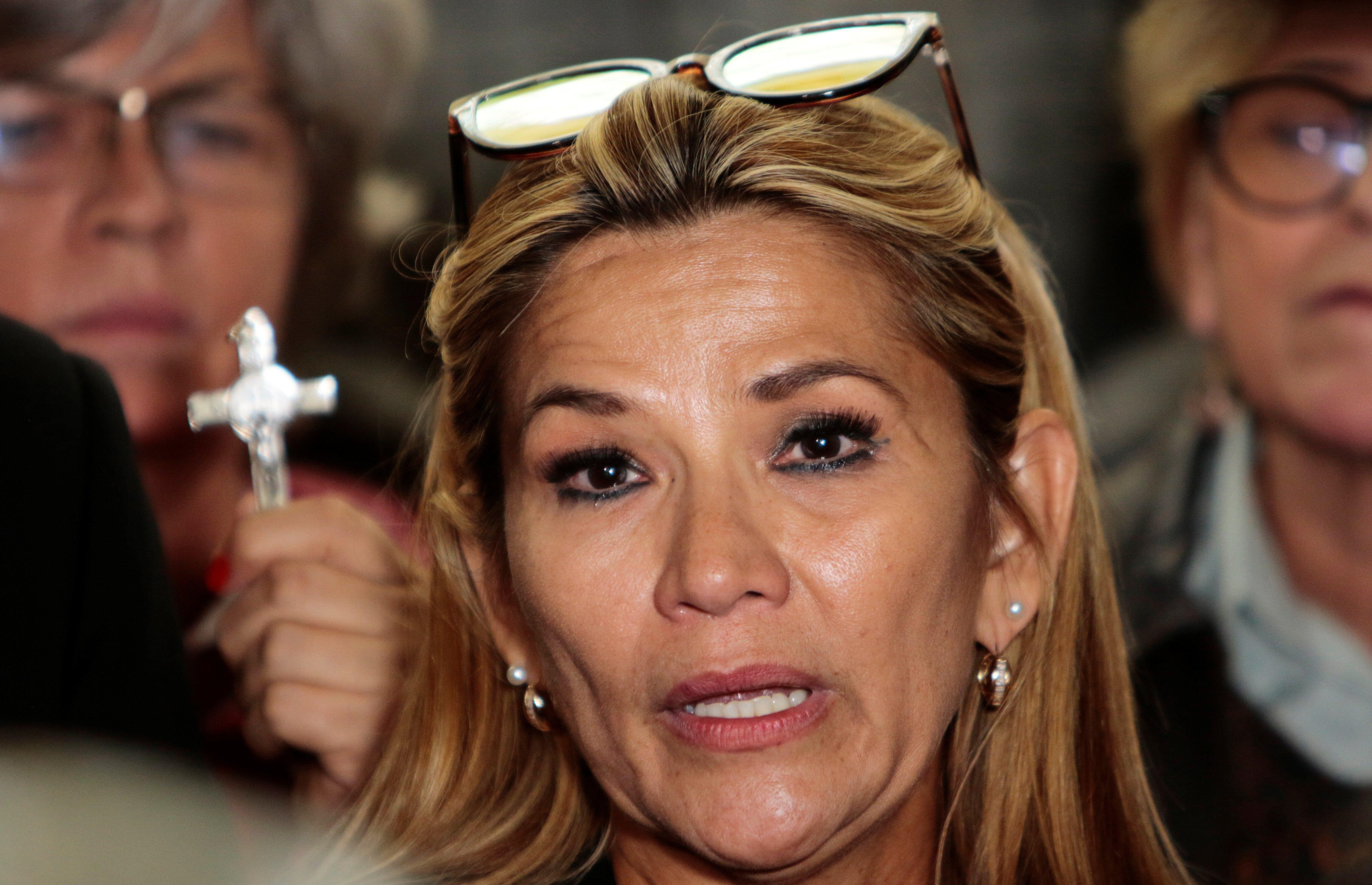 "Dios ha permitido que la Biblia vuelva a entrar a Palacio. Que Él nos bendiga", dijo mientras ingresaba a la sede presidencial en La Paz. (Foto: Reuters).