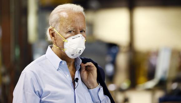 Luciendo un tapabocas, Joe Biden visita la fábrica de McGregor Industries en Dunmore, Pensilvania, el 9 de julio del 2020. Los demócratas creen que la respueseta de Donald Trump a la pandemia del coronavirus podría abrirles las puertas a victorias en estados como Florida, Texas y Arizona. (Foto: AP)