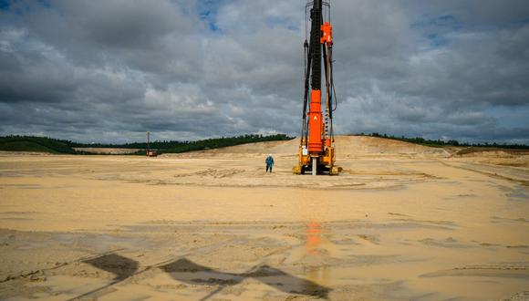 Un trabajador camina durante el inicio de la construcción preliminar de la planta petrolera cerca de Svobodnoi, el 18 de agosto de 2020. (Foto de Dimitar DILKOFF / AFP)