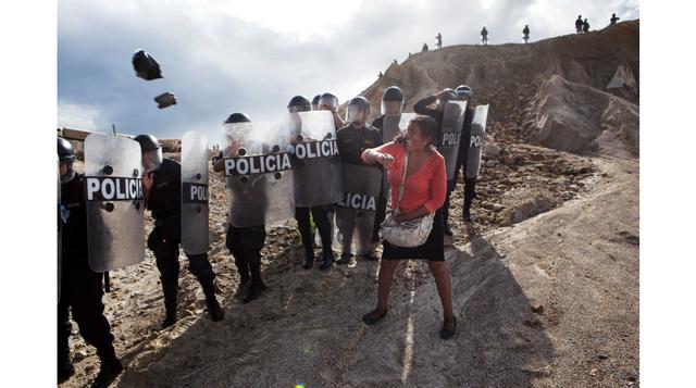 Unos 1,500 soldados, policías y marinos realizaron un operativo en contra de la minería ilegal en la ciudad de Huepetuhe, en Madre de Dios. (Foto: AP)