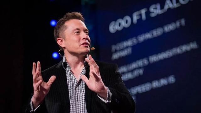 Foto 13 | 13. El coche-submarino de Elon Musk
El multimillonario tecnológico Elon Musk es la mente detrás del túnel Hyperloop, por lo que es razonable que su propio método de transporte personal sea menos común. En 2013 el fundador de Tesla y SpaceX se convirtió en el orgulloso propietario del automóvil submarino Lotus Esprit de James Bond en "The Spy Who Loved Me". Según The Guardian, Musk pagó el equivalente a 997,000 dólares para el auto que originalmente se encontró en un cobertizo de almacenamiento de un coleccionista de chatarra que lo compró al azar por 100 dólares en 1989.

Costo: Aproximadamente un millón de dólares
(Foto: JamesDuncanDavidson / Flickr.com)