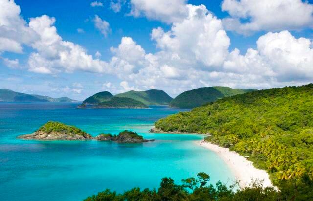 FOTO 9 | VIAJA A DESTINOS QUE SE ESTÁN RECUPERANDO. "Los destinos cuyas cifras de turismo bajaron debido a algún tipo de perturbación —agitación política, violencia, desastres naturales— deberían ser incentivados para ofrecer gangas en 2018", dice Sampson. Una forma simple y gratificante de ahorrar dinero en viajes en 2018 (y dejar un impacto positivo) es visitar lugares que todavía se están recuperando en la réplica de desastres naturales. "Es posible que desees considerar viajar al Caribe, donde muchas islas no se vieron afectadas por los huracanes de este año, pero siguen sufriendo un descenso en la región en el turismo después de tantos titulares malos", dice Schlichter. "Los viajeros pueden aprovecharse de las bajas tarifas que las líneas aéreas están ofreciendo para atraer a la gente de vuelta a la región", agrega. (Foto: Getty)