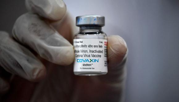 (ARCHIVOS) En esta foto de archivo tomada el 9 de mayo de 2021, un trabajador médico muestra un frasco de la vacuna Covaxin contra el coronavirus Covid-19 en un centro de vacunación en Mumbai. / AFP / Indranil MUKHERJEE
