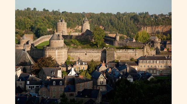 ougeres, Francia,perteneciente a la región de Bretaña francesa, Fougeres es un pequeño pueblo considerado como una de las mayores fortalezas de Europa cuyo castillo, construido en el año 1000, desempeñó un papel fundamental en la preservación de los grand