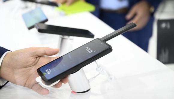 Un visitante observa un ejemplar del Skyphone, el 'smartphone' conectado por satélite de la compañía Thuraya, en el congreso mundial de la telefonía móvil MWC. (Foto: AFP)