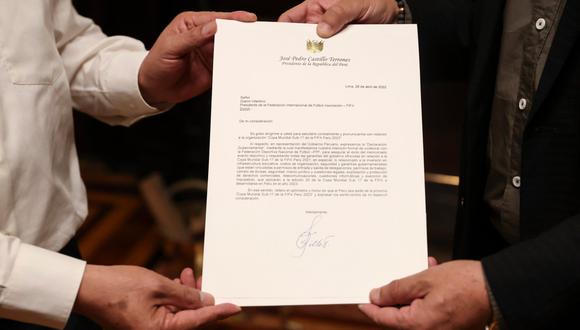 El documento de las garantías, sostenido por el presidente Pedro Castillo y Agustín Lozano. (Foto: Presidencia del Perú)