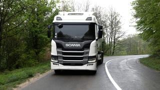Fabricante de camiones Scania suspende producción en tres países por escasez de chips
