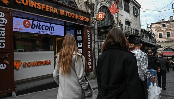 De acuerdo con la web Coinmetrics, el bitcoin ha perdido más de un 7% en las últimas 24 horas y a las 10.00 hora de Nueva York se pagaba por un bitcoin 19,175 dólares. (Foto: Ozan KOSE / AFP)