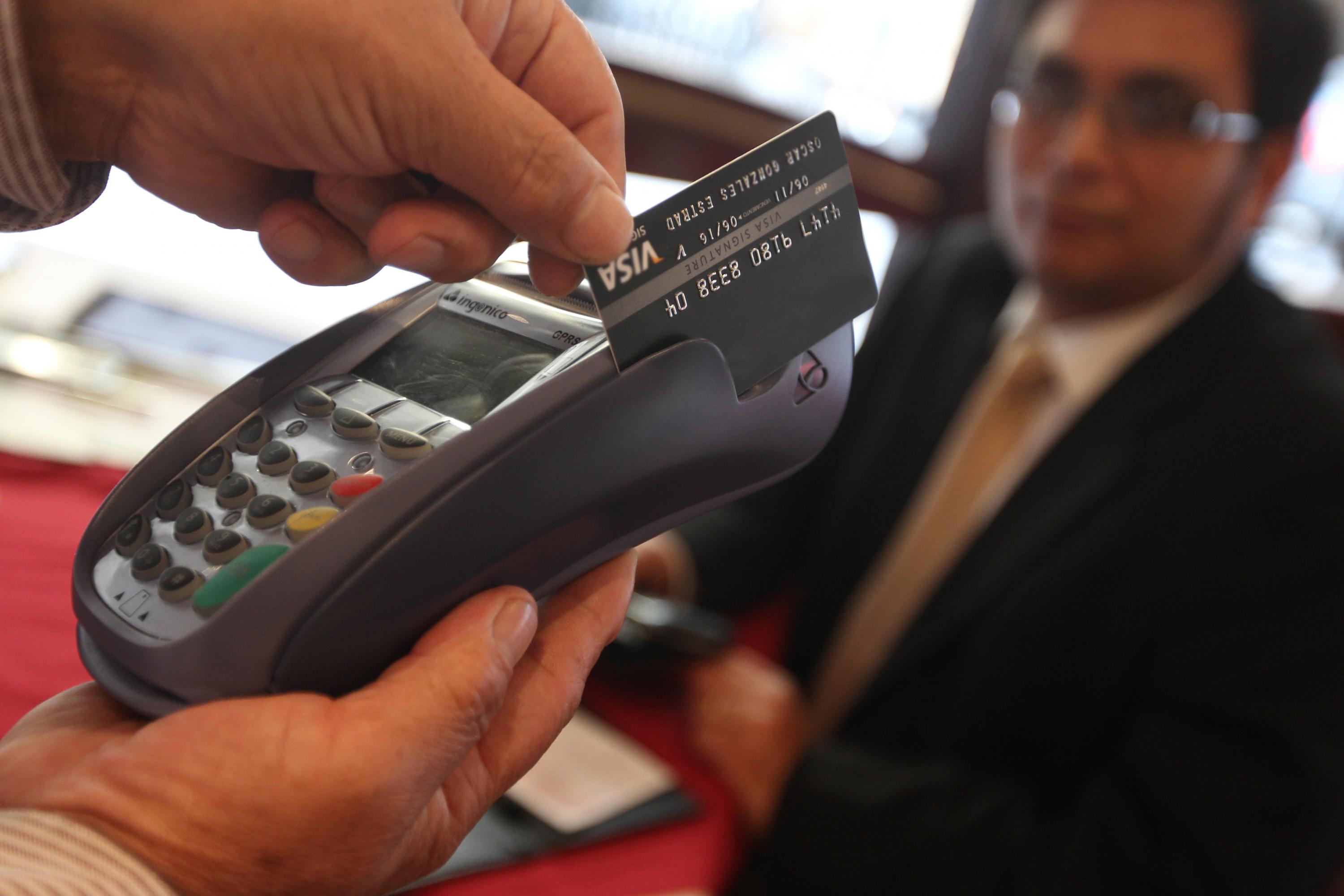 Tarjetas. El 32%  de nuevos usuarios tiene score crediticio negativo. (Foto: GEC)