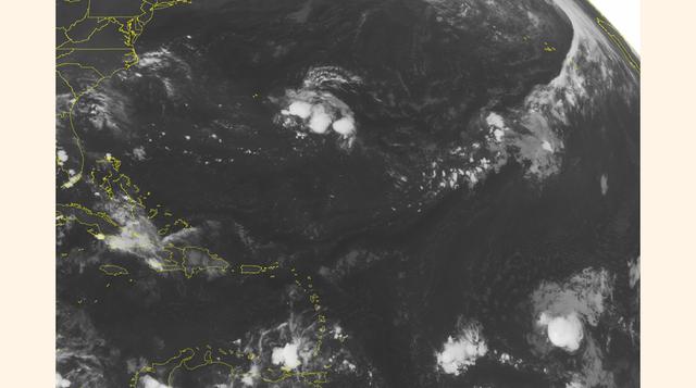 En tanto, en el mar Caribe se comienza a formar una tormenta que amenaza convertirse en un huracán. Cuba y otras islas caribeñas se mantienen alertas. Aquí una imagen del satélite NOAA. (Foto: AP)