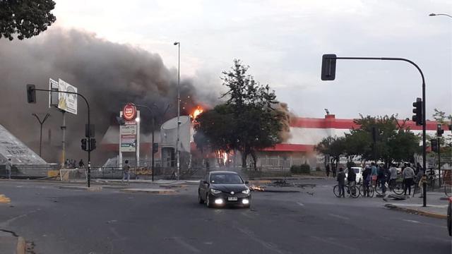 El Ejército decretó el toque de queda debido a los crecientes disturbios y saqueos. (Foto: Twitter @FJFP981)