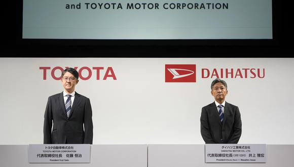 Tokio (Japón), 13/02/2024.- El presidente de Toyota Motor, Koji Sato (L), y el recién nombrado presidente de Daihatsu Motor, Masahiro Inoue (R), asisten a una conferencia de prensa en Tokio, Japón, el 13 de febrero de 2024. EFE/EPA/FRANCK ROBICHON