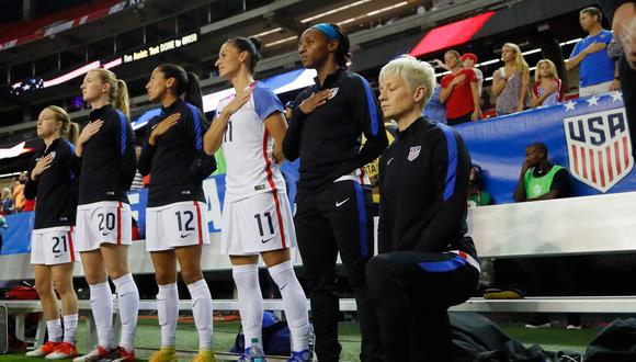 La decisión se tomó en el 2017 poco después de que la estrella de la selección y actual Balón de Oro femenino, Megan Rapinoe, hincara una rodilla en el césped durante el himno en solidaridad con el jugador de fútbol americano Colin Kaepernick.