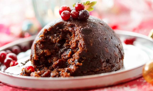 FOTO 14 | 14 Eso es mucho budín.
Continuando con la tradición de su abuelo, la reina regala 1,500 budines de Navidad al personal del Palacio y a los agentes de seguridad para agradecerles por sus esfuerzos.