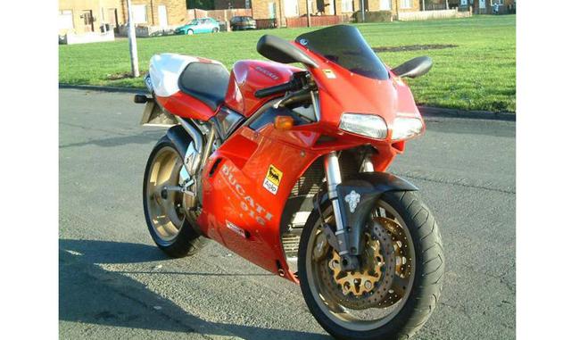 Ducati 916. Es una moto deportiva fabricada desde 1994 a 1998. El modelo 916 fue reemplazado por el modelo 996 en 1999. Después de su debut en 1994, la Ducati comenzó a ser admirada por su nuevo diseño y excelentes características técnicas.