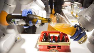 Robots que sirven cerveza y fábricas sin obreros, la nueva apuesta de grupo chino