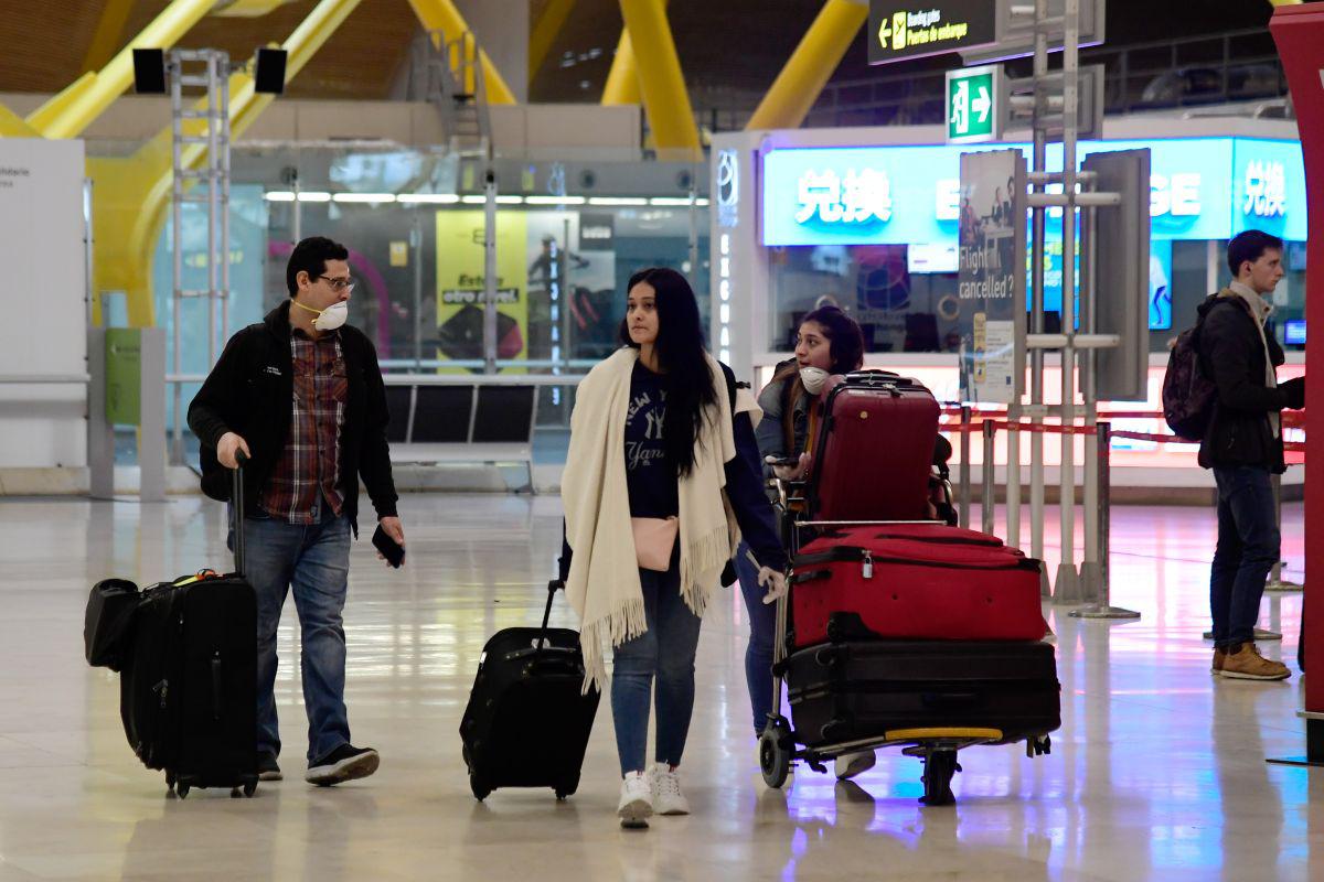 Los pasajeros caminan en el aeropuerto Adolfo Suárez Madrid-Barajas. (Referencial/AFP/JAVIER SORIANO).