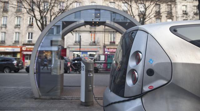 Bajo el mismo modelo de alquiler de bicicletas funciona el sistema de alquiler de autos 100% eléctricos (Autolib), cuyo fin es disminuir la circulación de autos particulares en París. (Foto:Bloomberg)