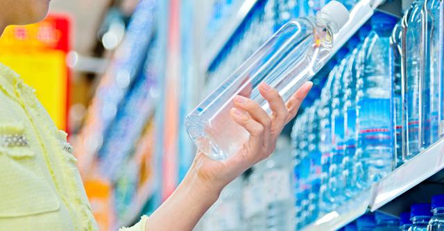 FOTO 6 | 6. Industrias San Miguel, de la familia Añaños Alcázar, busca captar el 5% del mercado de aguas en el país, que mueve alrededor de 900 millones de litros de agua al año. Así, esperan que Lima aporte en el primer año el 10% de las ventas de ISM en este segmento, según señaló Juan Carlos Pastor, gerente comercial de ISM para Perú y Chile. (Foto: iStock)