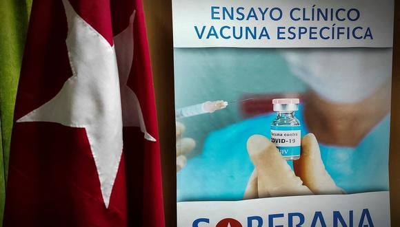 La vacunación del personal médico voluntario se aplicará en instituciones de salud de La Habana, donde la última fase de ensayos de Soberana 2 se realiza desde el 4 marzo con 44,000 voluntarios. (Photo by YAMIL LAGE / AFP)