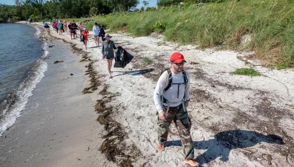 El primer fin de semana de cada mes decenas de voluntarios acuden a Virginia Key guantes, cubos y bolsas para limpiar los manglares de la contaminación por plásticos y objetos que la marea arrastra y quedan atrapados en su intrincada vegetación, que actúa como un “colador” natural. (Foto: EFE/Cristóbal Herrera)