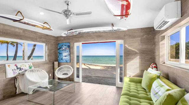 La finca cuenta con un terreno de 8.400 m2 que incluye y una piscina infinita, que parece fundirse con el mar.