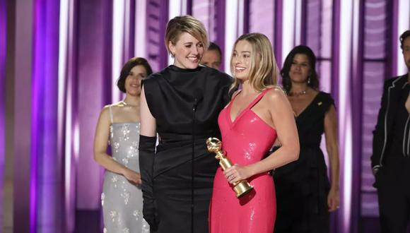 En esta imagen proporcionada por CBS, la directora Greta Gerwig, izquierda, y la actriz Margot Robbie reciben el premio al logro cinematográfico y de taquilla por “Barbie” en la 81a edición de los Globos de Oro el domingo 7 de enero de 2024, en el Hotel Beverly Hilton en Beverly Hills, California. (Sonja Flemming/CBS via AP) (Sonja Flemming / Associated Press)
