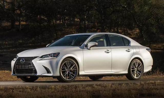 FOTO 7 | Auto mediano de la gama alta: Lexus GS. Es un cinco plazas con carrocería sedán de cuatro puertas y motor delantero longitudinal.