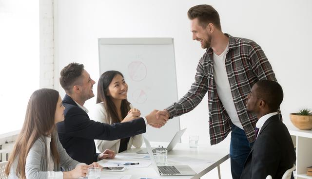 FOTO 4 | La respuesta está en la pregunta misma.
Para convencer hay que mover; y para mover necesitas que te abran la puerta. Nadie puede obligarte a sentir, ni a enamorarte, ni a sentir emoción alguna. La puerta de las emociones solo se abre desde adentro. No se puede empujar, ni forzar.

Piensa en tu propia casa ¿a quién le abres la puerta?

Respuesta: a aquellas personas en las que puedes confiar.

Quizás confías en ellos porque los conoces (son familiares o amigos), o porque representan a algo en lo que confías (una empresa, una iglesia, una asociación), o porque aparentan ser personas de confianza (por la forma en que se visten, hablan y se comportan).

Por eso lo primero para convencer no es hablar bonito, ni tener un gran producto. Lo primero es ser una persona en quien se pueda confiar. Lo primero es tu reputación, tu imagen y tu autoridad moral y técnica. (Foto: Freepik)